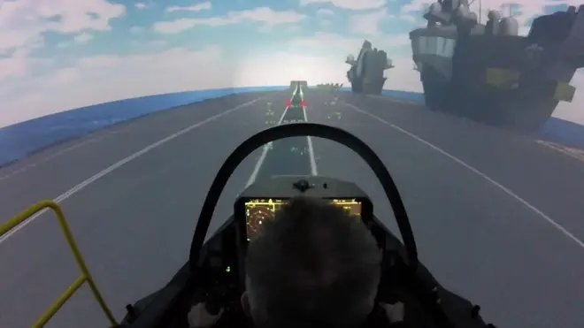 كيفية تدرب الطيارين على الهبوط على حاملة الطائرات "الملكة اليزابث"