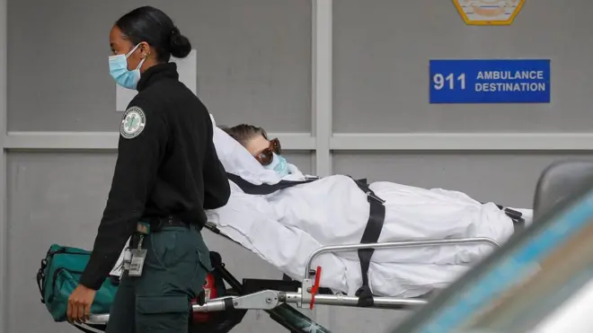 نقل مريض إلى مستشفى في بروكلين