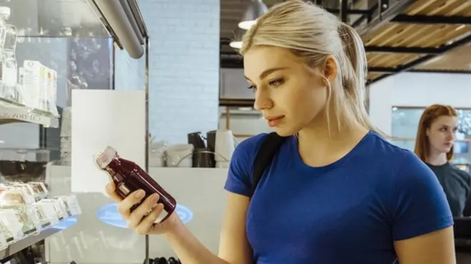 Покупательница у полки с товарами