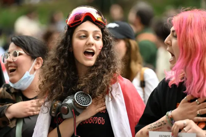 Gürcü kadınlar protesto ediyor