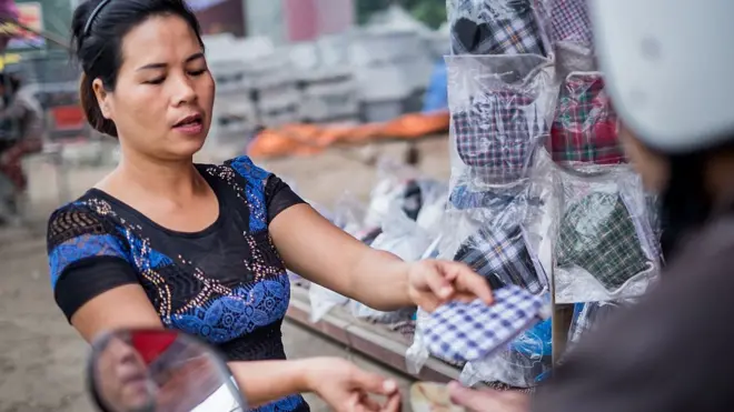 Bán khẩu trang chống bụi cho người đi xe máy - ảnh minh họa