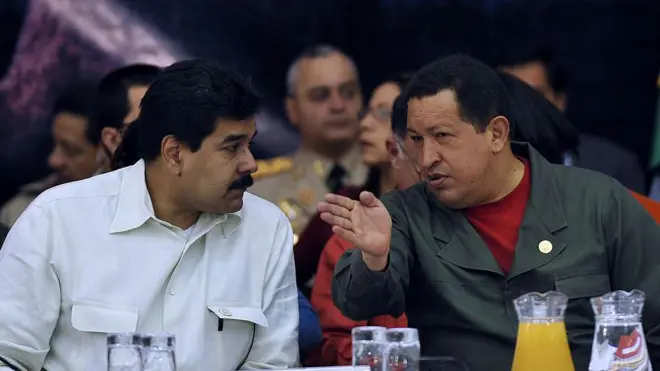 صورة تجمع تشافيز ومادورو الذي كان وزير خارجيته. 2010