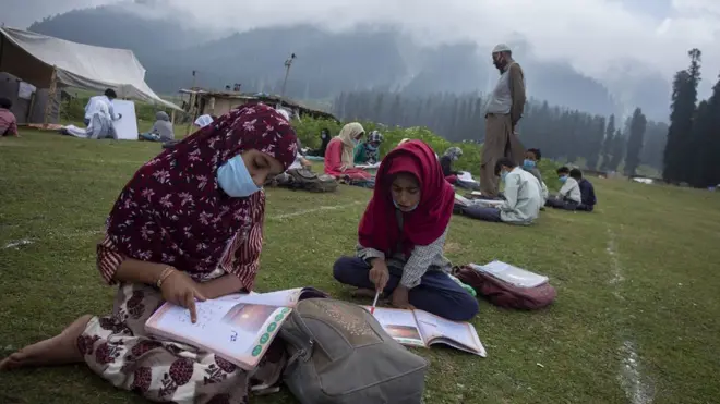 수업을 듣고 있는 여학생들