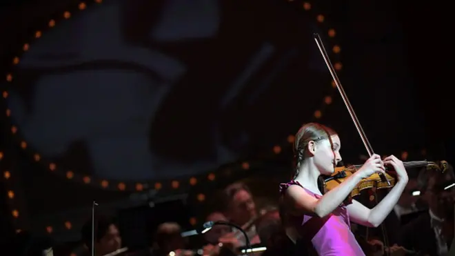 Альма Дойчер виступає на концерті у Відні, Австрія