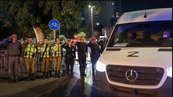 Ciidamada amaanka Israa’iil ayaa salaan sharaf siiyay meydad la soo celiyay