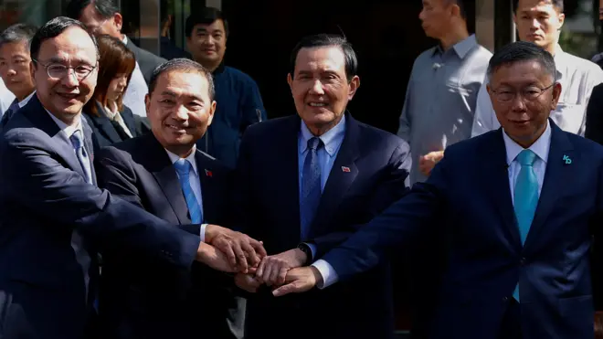 11月15日藍白密室協商兩個多小時後,柯文哲簽下協議書