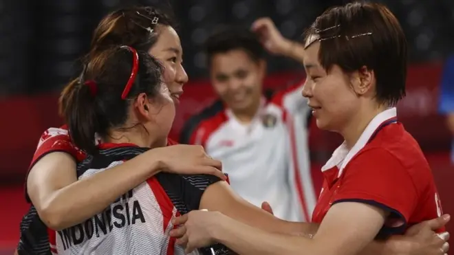 Chen Qingchen dan Jia Yifan memberi selamat kepada Greysia dan Apriyani.