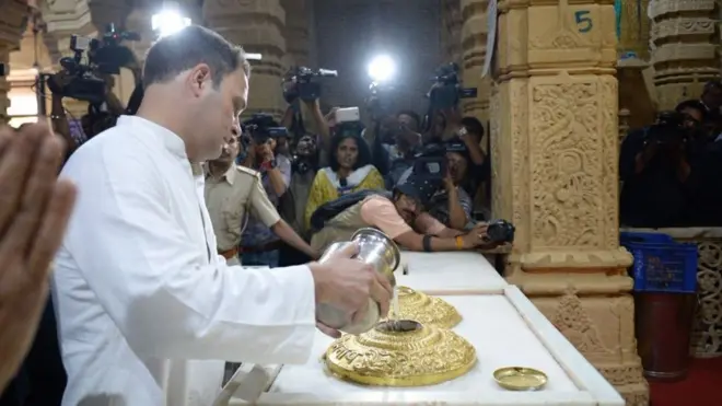 ગુજરાતમાં ચૂંટણીપ્રચાર દરમ્યાન રાહુલ ગાંધી સોમનાથ મંદિરની મુલાકાતે