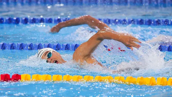 Tunçelli'nin katıldığı erkekler 1500 metre serbest yarışından bir fotoğraf. Milli yüzücü kulaç atıyor.