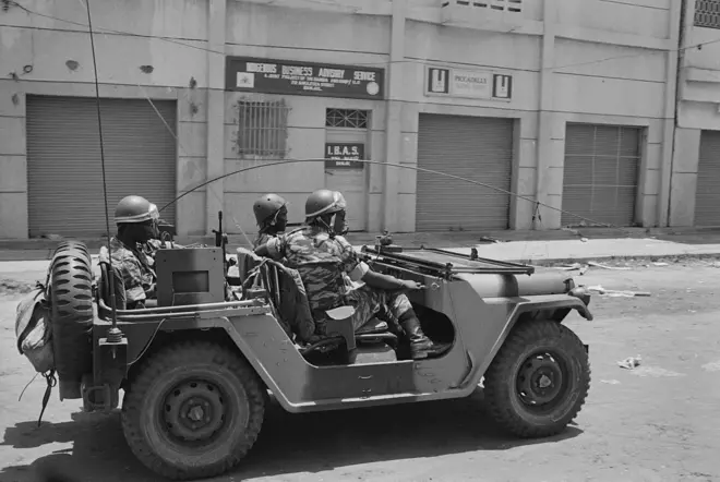 Des militaires sénégalais dans un Jeep.