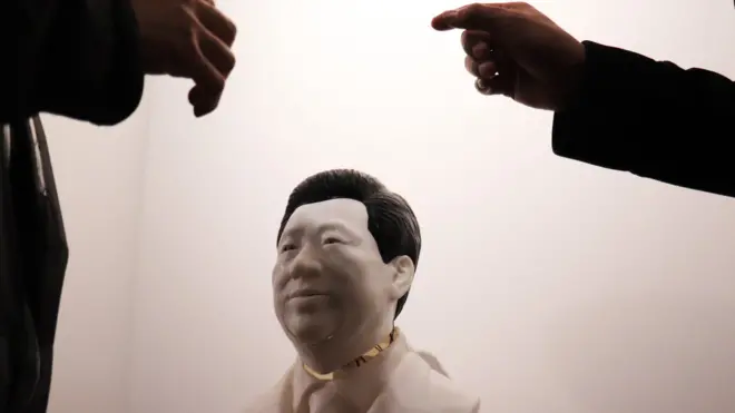 展品中一座中国国家主席习近平塑胶雕塑