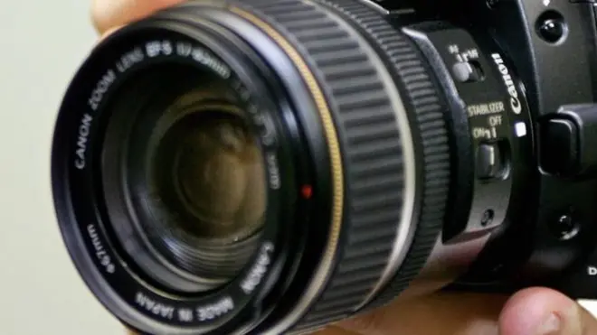 比利时最高法院的看法是，这名内政部女雇员把自己的艳照大肆挂到网上被停职是自取其辱。