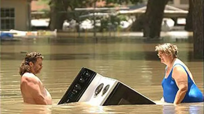 2002 වසරේ ටෙක්සාස් හි පැවති ගංවතුර දී තම විදුලි උදුන බේරා ගැනීමට උත්සාහ කරන ටෙක්සාස් වැසියන් දෙදෙනෙක්