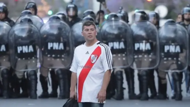 Lo que más indigna a los aficionados sudamericanos y argentinos no solo fue que no se pudo organizar un partido sino que le que quitaron las mayor fiesta de su fútbol.