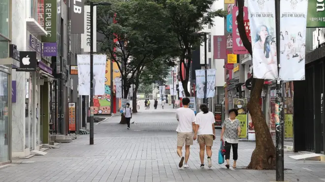 사회적거리두기 2단계 적용 후 썰렁한 명동 거리