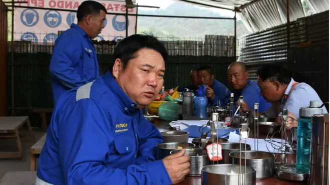 Sejumlah pekerja asal Cina tengah menyantap makan siang di lokasi pembangunan pembangkit listrik tenaga air di Honduras. Cina menanamkan investasi di berbagai negara di dunia, termasuk Indonesia.