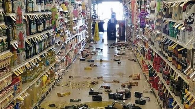 El sismo causó daños dentro de supermercados y comercios.