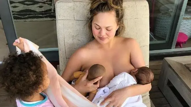 모델 크리시 타이겐은 최근 모유 수유하는 사진은 SNS에 올려 논란이 있었다