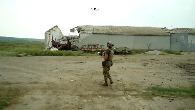 Un piloto ucraniano maneja un dron fuera de un hangar