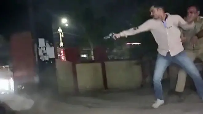 गोली चलाता हमलावर