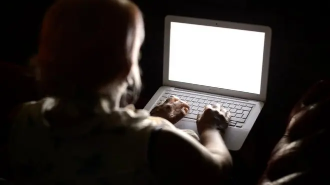 Человек у компьютера