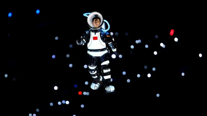 2008年北京奥运会上中国太空人表演。中国在努力成为太空探索大国。