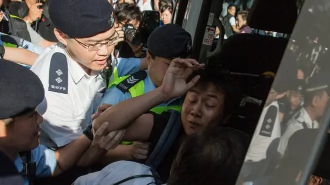 ตำรวจจับกุมตัวนักเคลื่อนไหวสนับสนุนประชาธิปไตยในฮ่องกง เมื่อวันที่ 1 ก.ค. 2017