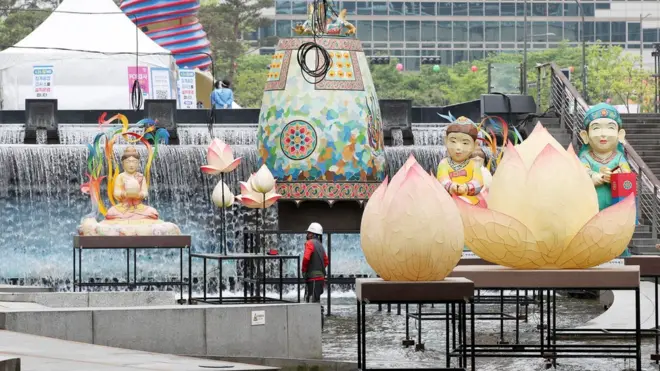 부처님 오신 날을 앞둔 24일 오전 서울 청계광장 인근에서 관계자들이 대형연등을 설치하고 있다. 청계천 전통등전시회는 오는 4월26일부터 5월10일까지 불을 밝힐 예정이다