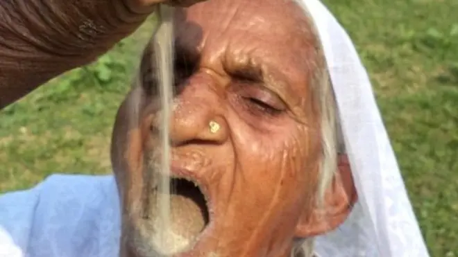 کسما وتی جب 15 برس کی تھیں تو ایک بار ان کے پیٹ میں درد ہوا تھا اور ایک طبیب نے انہیں گائے کے دودھ میں ریت ملا کر پینے کو کہا