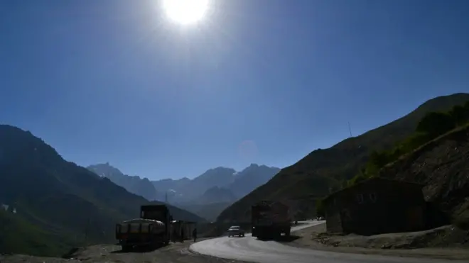 دو طرف شمالی و جنوبی سالنگ، که خم و پیچ های خطرناکی دارد، شاهد حوادث ترافیکی زیادی بوده است. (عکس از آرشیف)