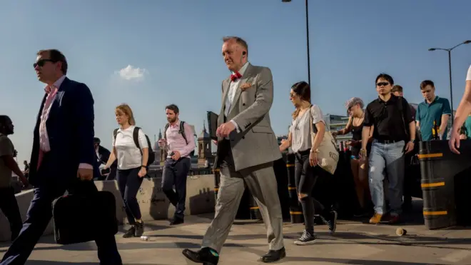 أشخاص يتوجهون إلى أعمالهم في الصباح