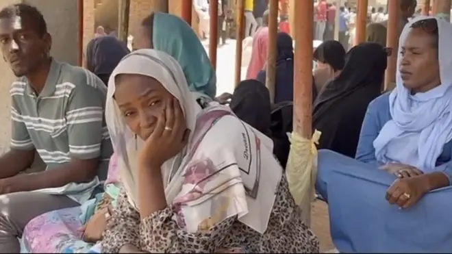 عشرات السودانيين بينهم نساء وأطفال ينتظرون لساعات في حر قائظ