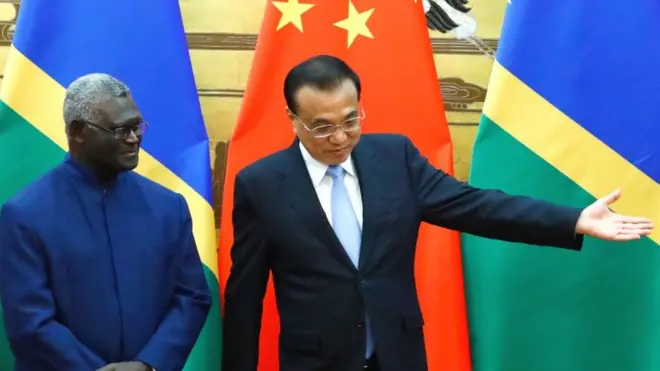 बीजिंग में 9 अक्तूबर 2019 को चीन के राष्ट्रपति शी जिनपिंग के साथ सोलोमन आइलैंड के प्रधानमंत्री मानासे सोगोवारे