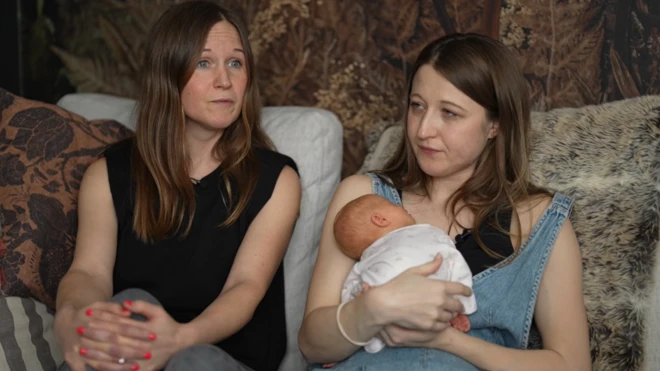 As irmãs Amy e Grace com a bebê Amy