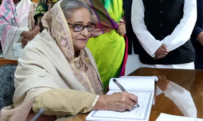 দ্বাদশ পার্লামেন্টের সংসদ সদস্য হিসাবে স্বাক্ষর করছেন শেখ হাসিনা