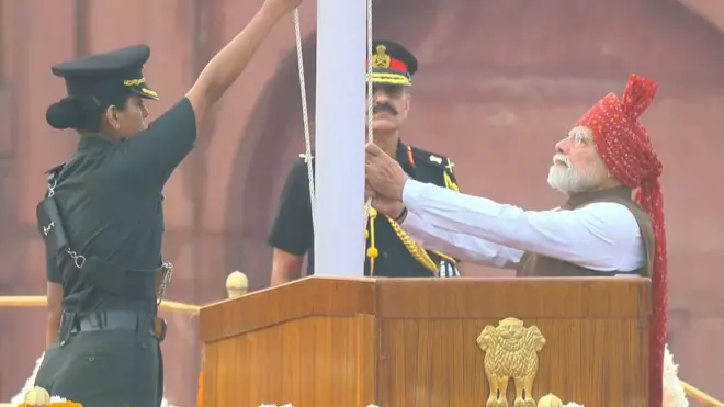 पंतप्रधान नरेंद्र मोदी दिल्लीतील लाल किल्ल्यावर सलग 13 व्या वेळी तिरंगा फडकवला.