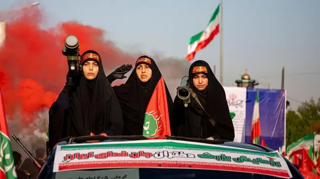 عکسی از برگزاری برنامه‌های خیابانی با عنوان «رزمایش بزرگ دختران جان‌فدای ایران»