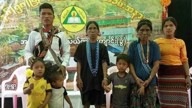 စစ်တပ်လေကြောင်းဗုံးကြဲမှုကြောင့် သေဆုံးသွားတဲ့ ဆရာဦးဟာလောင်းနဲ့ ကလေးငယ် ၃ ဦး၊ ဒဏ်ရာပြင်းထန်ရခဲ့တဲ့ မိခင် (အလယ်) နဲ့ ဇနီး ( အစွန်ဆုံး)
