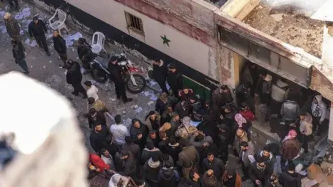 جمعیت داخل زندان نظامی صیدنایا امیدوارند اطلاعاتی درباره زندانیان سابق بدست آورند