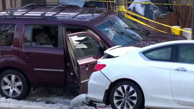 雪の道の上で、バーガンディーの車が白い車に追突している
