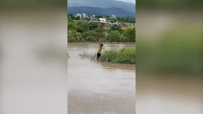 Dron spasio decu iz poplava u Vijetnamu