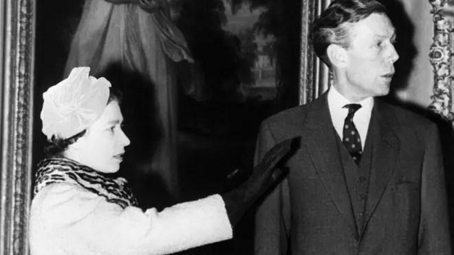 Чорно-біла фотографія Єлизавети II та Ентоні Бланта на фоні картини