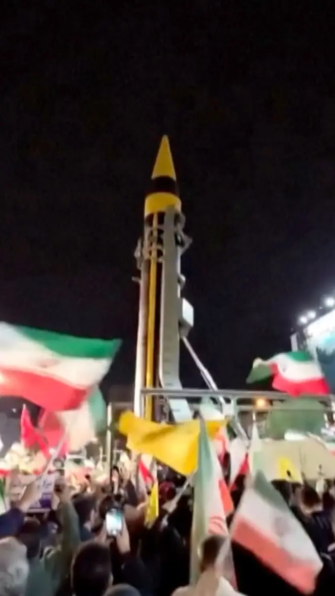 Iranci na vojnoj paradi okupljeni oko projektila