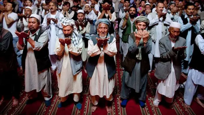 یو شمېر شیعه لمونځ کوونکي د عبادت پر مهال