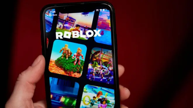 Ekranda Roblox logosu gözüken bir telefon