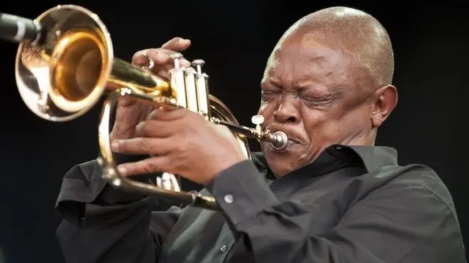 Hugh Masekela bụ ogbu opi jazz a ma ama si mba Saut Afirika nwụrụ taa.