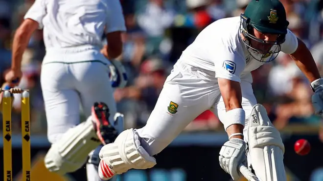 جنوبی افریقہ کو آسٹریلیا پر 105 رنز کی سبقت حاصل ہے اور دوسری اننگز میں اس کی آٹھ وکٹیں باقی ہیں