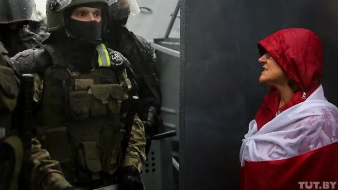 Протестующие остановились у оцепления вокруг резиденции Лукашенко.