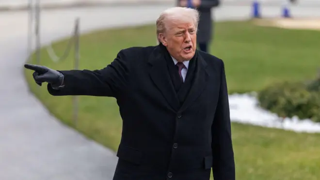 Donald Tramp u crnom kaputu