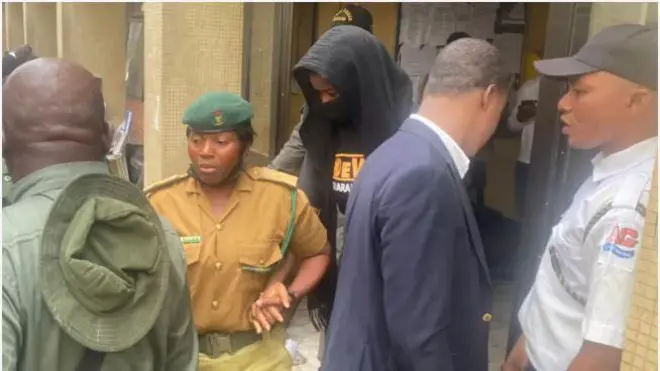 Chidinma nígbà tí wọ́n ń gbé kúrò nílé ẹjọ́